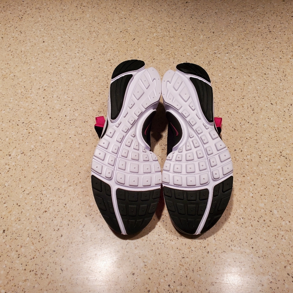Nike Pink and Black Shoes - Picture 12 of 16